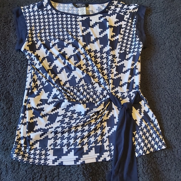 2/$20 cute faux-wrap top - Picture 1 of 3